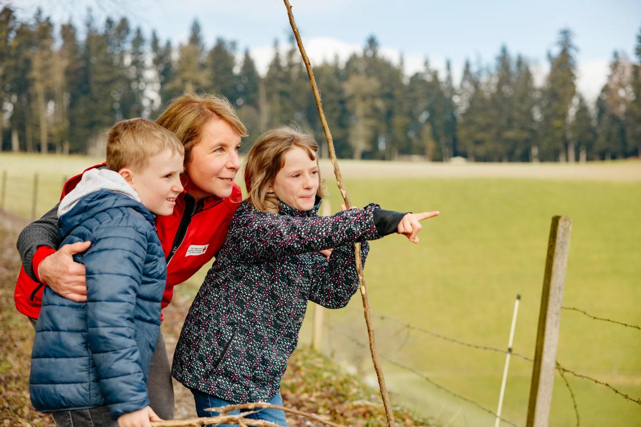 KBH-Betreuerin mit Kindern in der Natur.