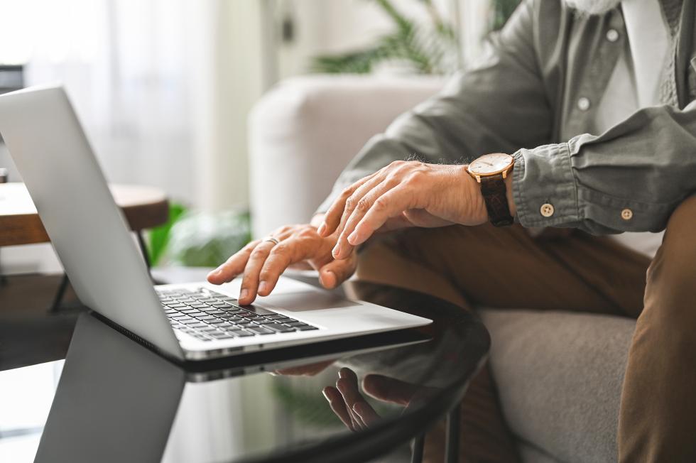 Mann arbeitet an Laptop